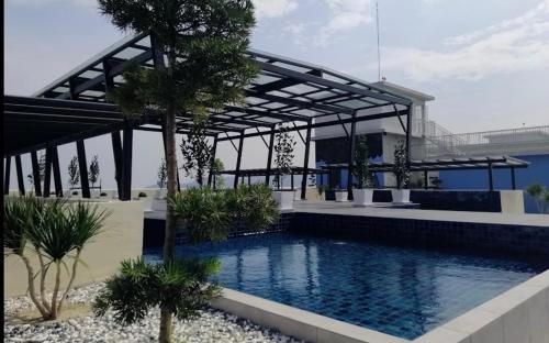 Bazén v ubytování 休闲民宿 Leisure Homestay @The Venus Sitiawan nebo v jeho okolí