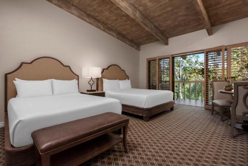 une chambre avec deux lits et un balcon dans l'établissement Rancho Bernardo Inn, à Rancho Bernardo