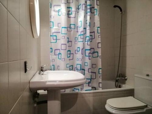 Koupelna v ubytování Apartamento con terraza Herbasabina 1