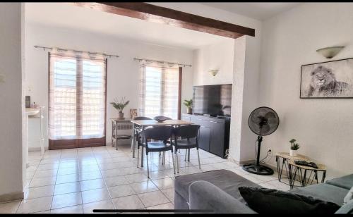 un salon avec une table et une salle à manger dans l'établissement APPART f3 ,CLIM, PROCHE PLAGE, à Banyuls-sur-Mer