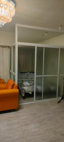 מיטה או מיטות קומותיים בחדר ב-Amaia steps altaraza condominium