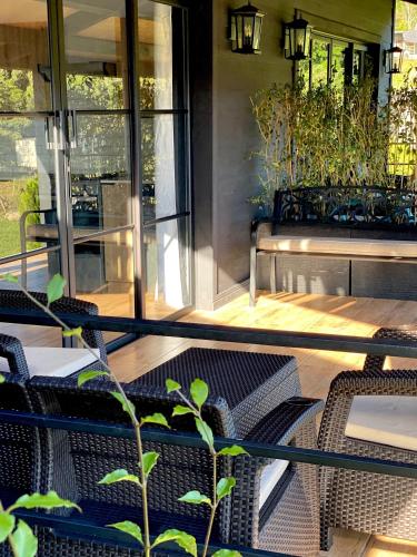 a patio with chairs and a table and a plant at Risco de Hugo in Boquete