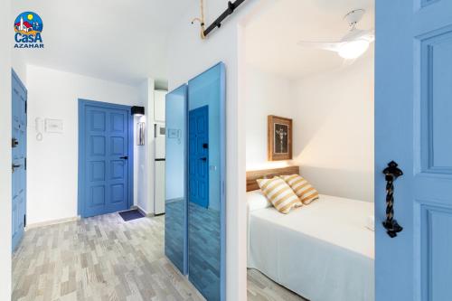 a room with two blue doors and a bed at Apartamentos Arcos I Superior Casa Azahar in Alcossebre