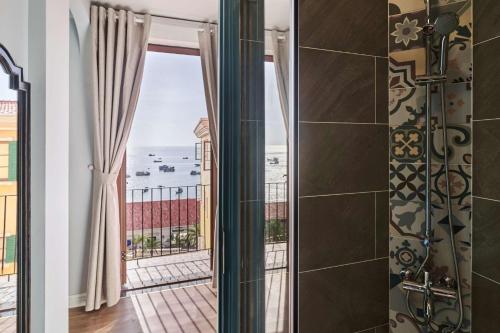 富国Times Corner Sorrento Hotel - Complimentary Sunset Town Tour 4pm to 5pm everyday的带淋浴的浴室,享有海景。