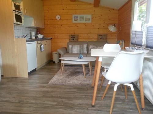 een keuken en een woonkamer met een tafel en stoelen bij Haus Weitblick in Glückstadt
