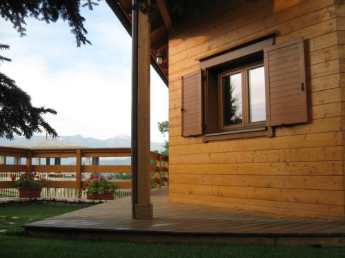 a wooden house with a window on a deck at B&B Lo Chalet Di Ocre in San Felice dʼOcre