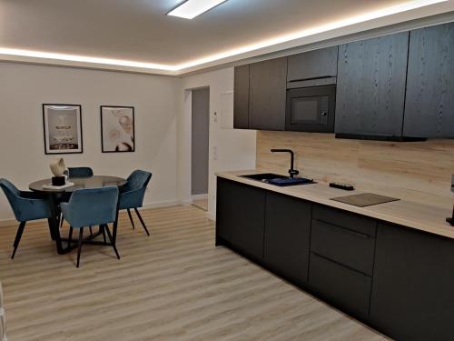 - une cuisine et une salle à manger avec une table et des chaises dans l'établissement Exklusiv, modernes Apartment, à Sachsenheim