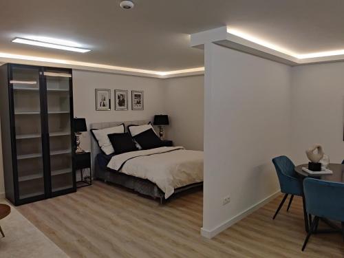 1 dormitorio con 1 cama, mesa y sillas en Exklusiv, modernes Apartment, en Sachsenheim