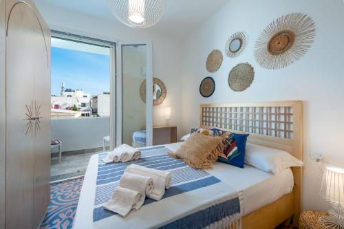 een slaapkamer met een bed met handdoeken erop bij VOGLIA D'ESTATE apartments in San Vito lo Capo