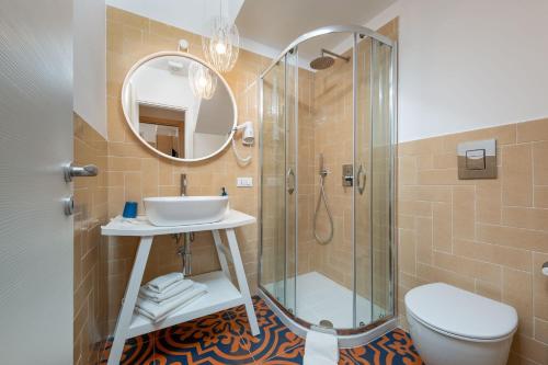 W łazience znajduje się prysznic, umywalka i toaleta. w obiekcie VOGLIA D'ESTATE apartments w mieście San Vito lo Capo