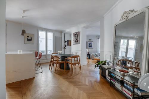 - un salon avec une table et un miroir dans l'établissement Veeve - Time for Teak, à Paris