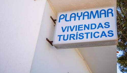un cartel en el costado de un edificio en Apartamentos Playamar - Formentera Break, en Playa de Migjorn