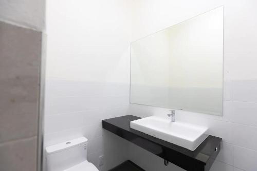 La salle de bains blanche est pourvue d'un lavabo et d'un miroir. dans l'établissement Stunning 3-Bed Villa in Chiang Mai, à Chiang Mai