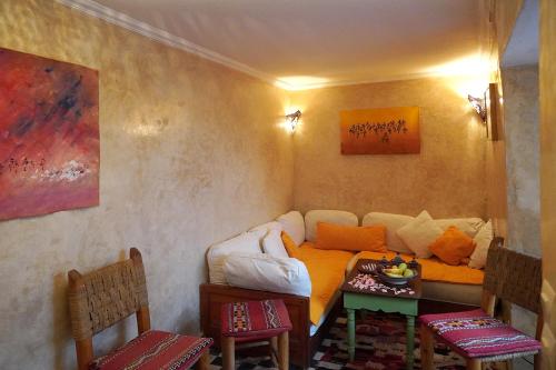 un soggiorno con divano e tavolo di Dar Daoud a Marrakech