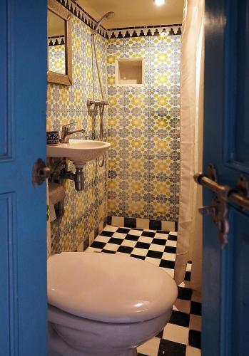 un bagno con un water e un lavandino di Dar Daoud a Marrakech