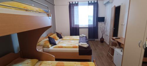 - une chambre avec 2 lits et une fenêtre dans l'établissement Apartments Furman - Self check-in, à Rakek