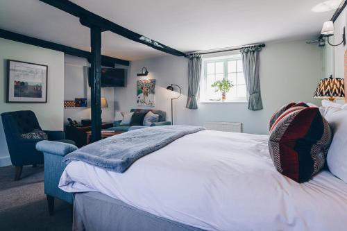 Una cama o camas en una habitación de The Crab & Lobster