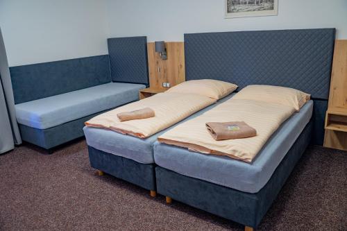 Una cama o camas en una habitación de Hotel Zlatá Labuť