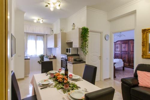 ローマにあるディ フロンテ アラ キューポラのキッチン、リビングルーム(テーブル、椅子付)