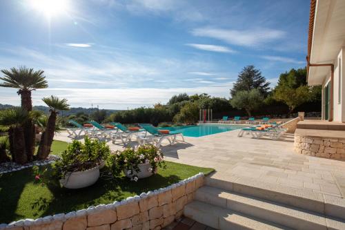 un cortile con piscina e un resort di exclusive luxury villa monte pompilio a Ceglie Messapica