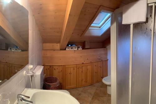ein Bad mit einem WC und einem Dachfenster in der Unterkunft Comodo rifugio montano LA STAFFA in Valdidentro in Premadio