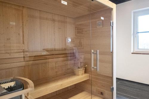 a bathroom with a shower with a glass door at Ein JUWEL "zum-Auerhahn" in Modriach