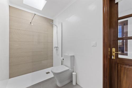 a bathroom with a toilet and a shower at Villa Reymar in Tías