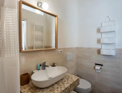 uma casa de banho com um lavatório, um WC e um espelho. em Locazione Turistica Civico 60 em Roma