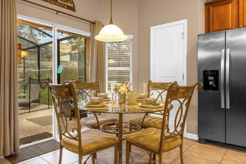 Η κουζίνα ή μικρή κουζίνα στο Windsor Hills Villa w pool near Disney