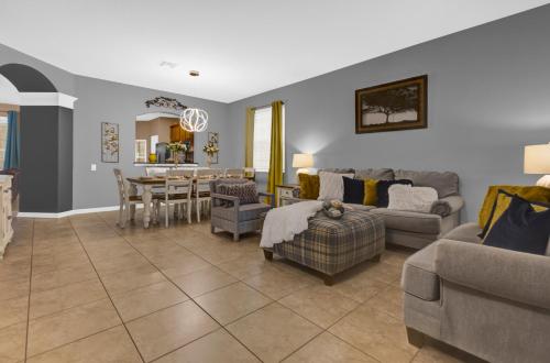 Χώρος καθιστικού στο Windsor Hills Villa w pool near Disney