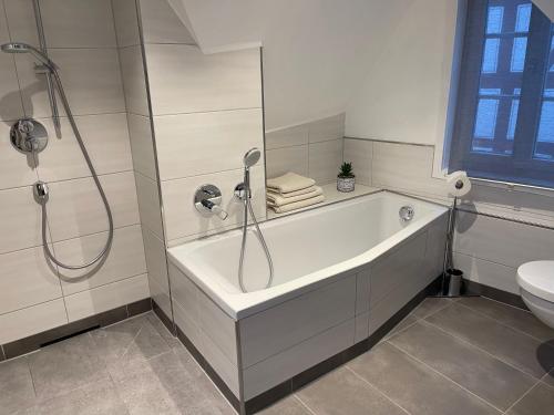 y baño con ducha, bañera y aseo. en Das Haus am Limburger Dom, en Limburg an der Lahn