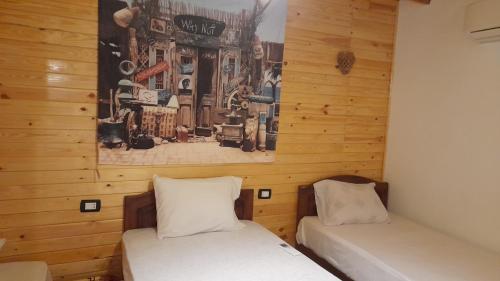 Łóżko lub łóżka w pokoju w obiekcie Fairouz