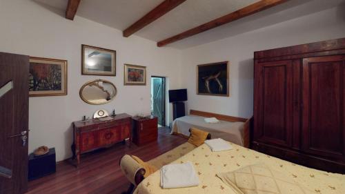 a room with a bed and a table and a mirror at Villa Giulia in Islaz