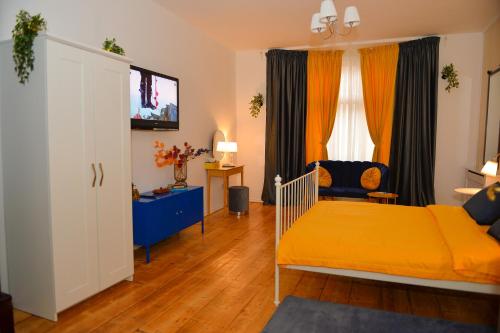 1 dormitorio con 1 cama amarilla y armario azul en Family Residence en Sibiu