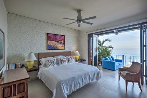 1 dormitorio con cama y vistas al océano en Puerto Vallarta Condo with Pool - Walk to La Playa!, en Puerto Vallarta