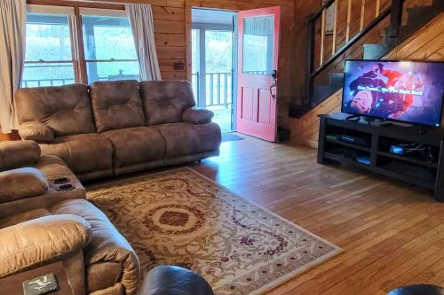Rustic Cabin w/ Screened Deck: 8 Mi to Dollywood photo 12