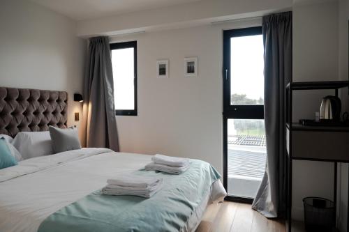 ein Schlafzimmer mit einem Bett mit Handtüchern darauf in der Unterkunft Arena Suites in Mar del Plata