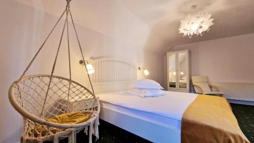 a room with a bed with a swing at Colț Viu Deluxe in Şimon