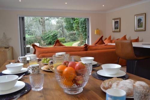 法爾茅斯的住宿－Camellia，上面有一碗水果的桌子