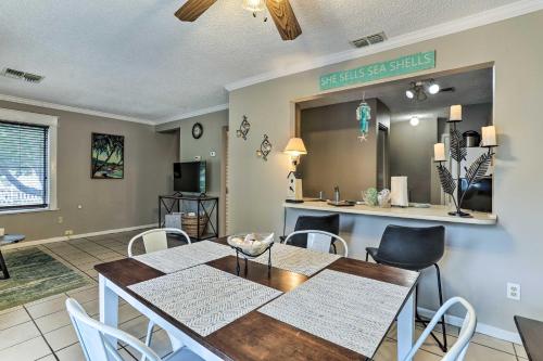 a dining room with a table and chairs at Seminole Townhome Easy Access to Beaches! in Seminole