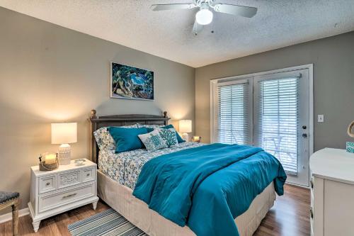 - une chambre avec un lit et un ventilateur de plafond dans l'établissement Seminole Townhome Easy Access to Beaches!, à Seminole