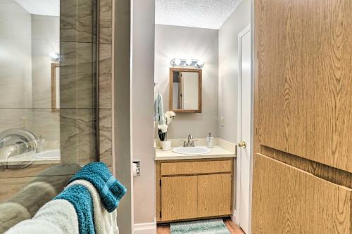 La salle de bains est pourvue d'un lavabo et d'une douche. dans l'établissement Seminole Townhome Easy Access to Beaches!, à Seminole