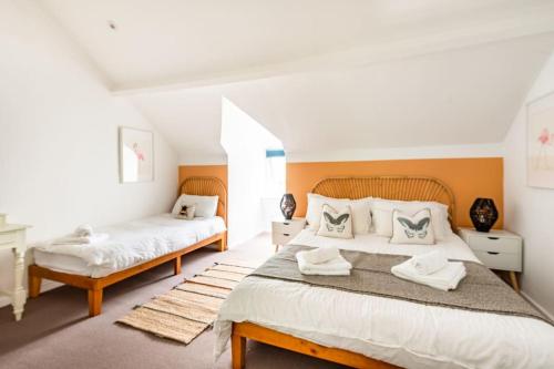Katil atau katil-katil dalam bilik di Penarth Townhouse close to Cardiff & Bay