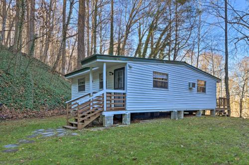 Galeriebild der Unterkunft Secluded Bryson City Home with Deck, Steps to Creek! in Bryson City