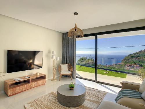 Noah Villa - Sunset Hideaway Gem by LovelyStay