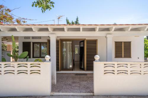 uma casa branca com uma cerca à frente. em Bettina & Birgitta - Formentera Break em Es Pujols