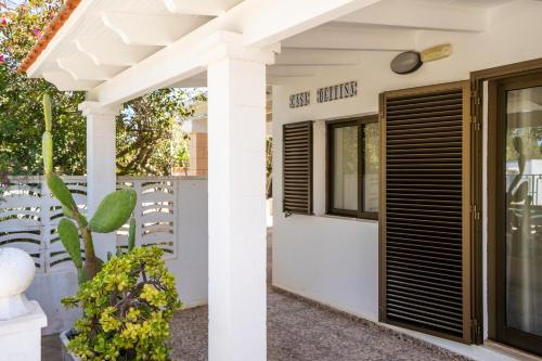 埃斯普霍斯的住宿－Bettina & Birgitta - Formentera Break，窗户的旅馆前门