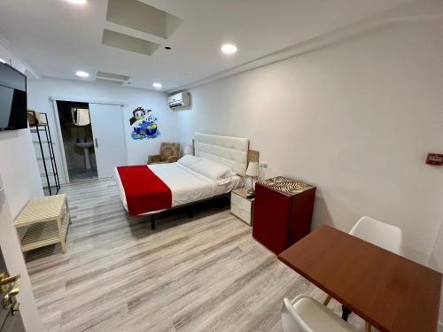 1 dormitorio con cama, mesa y escritorio en Hotel Mexico en Madrid