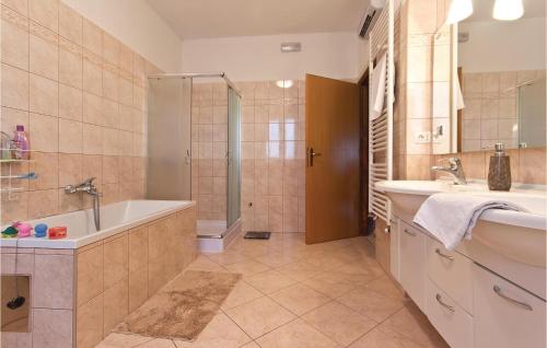 uma casa de banho com uma banheira, um lavatório e um chuveiro em Stunning Home In Barban With Kitchen em Barban