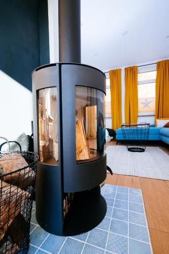 a living room with a fire place in the middle at Ferienhaus Visselheide in Visselhövede